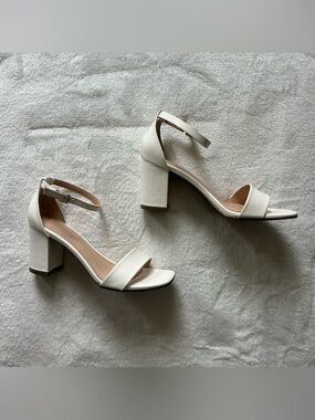 Chelsea Moreland Gala Block Heel Sandals – White – Size 6.5